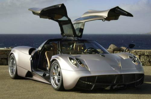 帕加尼Huayra 內(nèi)飾奢華 外觀(guān)科技感十足 極速達(dá)363km