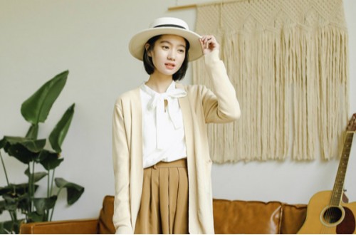 白色棉衣怎么搭配衣服,廣州愛(ài)瑣女裝教你加油
