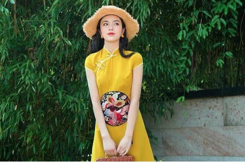 民族風黃金色彩旗袍 展現(xiàn)國際品牌服飾的魅力