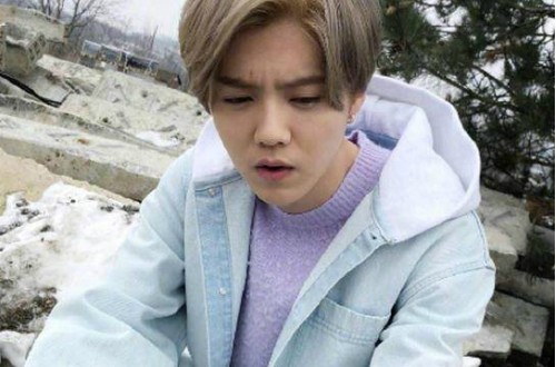 Acne Studios毛衣品牌自帶毛球效果，引起網(wǎng)友誤會(huì)鹿晗