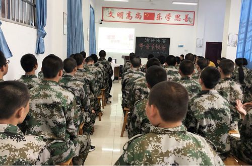 誤入迷途的網(wǎng)紅美少女，在宇凰國學(xué)院找回人生大目標(biāo)