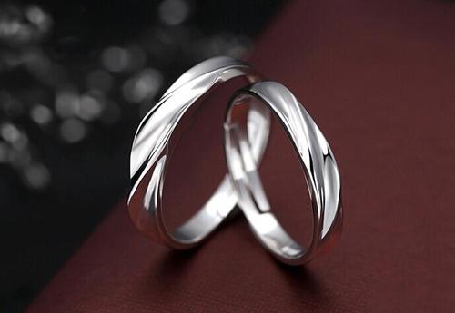 婚戒的戴法：男士婚戒，展示不同氣質(zhì)