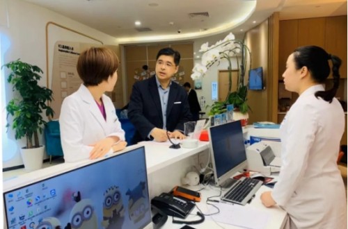 銘依眼科ICL外籍專家Scott博士近視矯正交流會